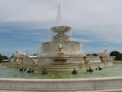 James Scott Memorial Fountain, Fountain during summer